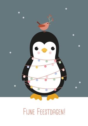 Lieve kerstkaart met pinguin, lampjes en vogeltje