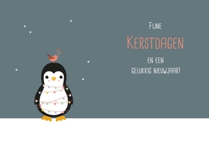 Lieve kerstkaart met pinguin, lampjes en vogeltje