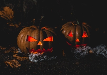 Halloweenkaart pompoen met licht