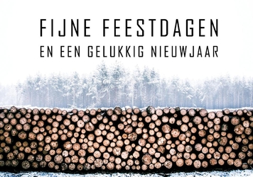 Kerstkaart met boomstammen met hierboven de feestdagen boodschap